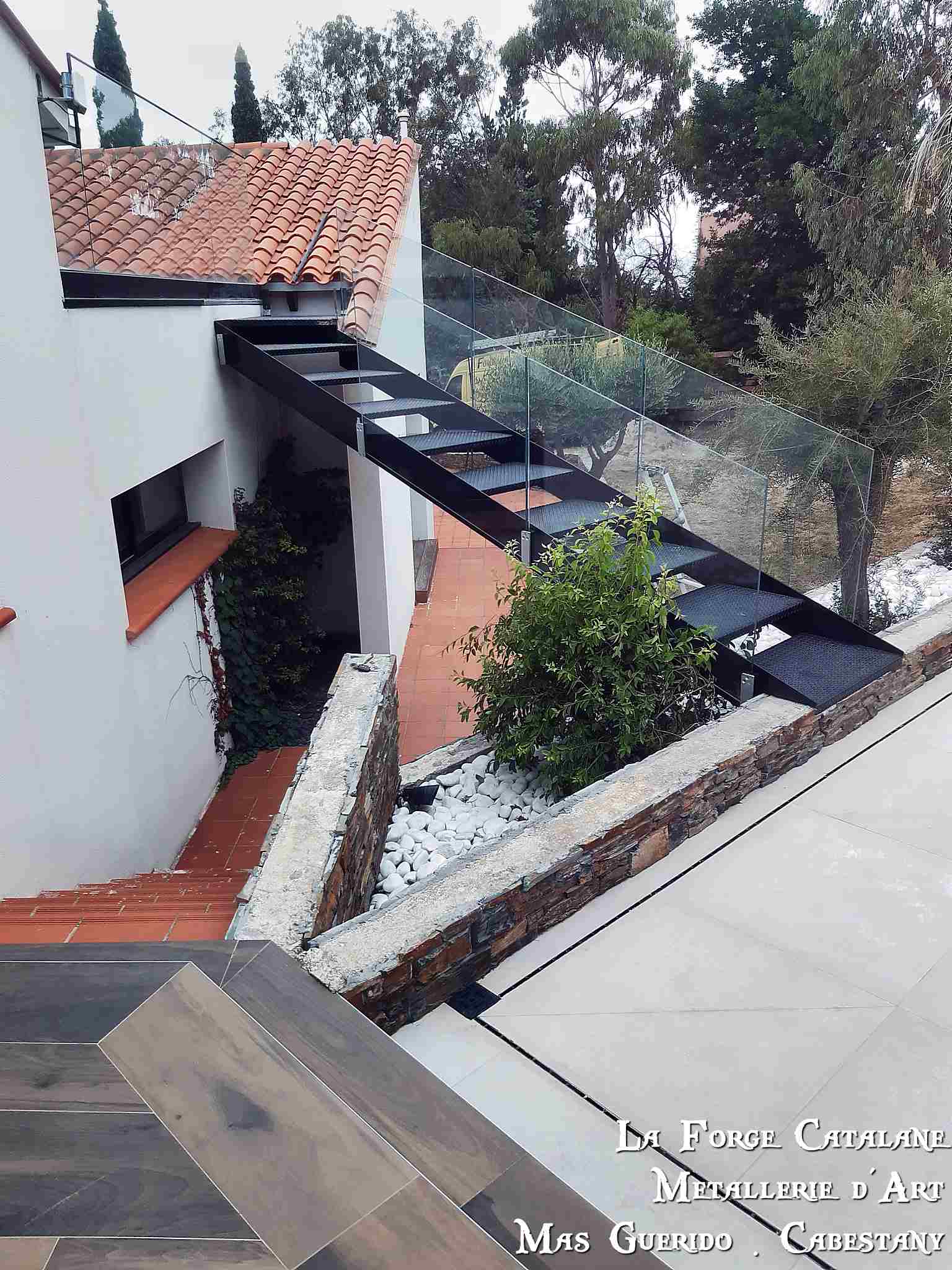 passerelle en fer avec garde corps entierement vitree forge catalane.jpg